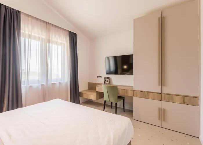 Luxury Roma 1 ,with Heated Saltwater Pool, Parking, High Speed Internet, Bbq, Villa