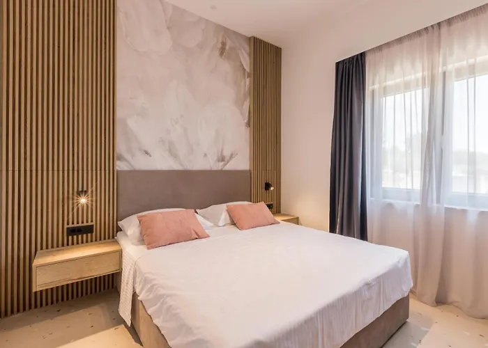 Luxury Roma 1 ,with Heated Saltwater Pool, Parking, High Speed Internet, Bbq,