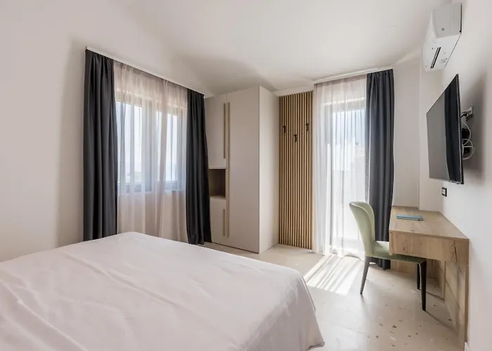 Luxury Roma 1 ,with Heated Saltwater Pool, Parking, High Speed Internet, Bbq, Villa