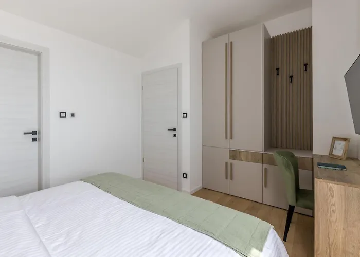 Luxury Roma 1 ,with Heated Saltwater Pool, Parking, High Speed Internet, Bbq, Villa *