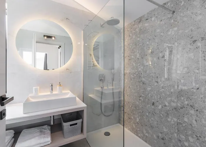 Villa Luxury Roma 1 ,with Heated Saltwater Pool, Parking, High Speed Internet, Bbq, Podstrana