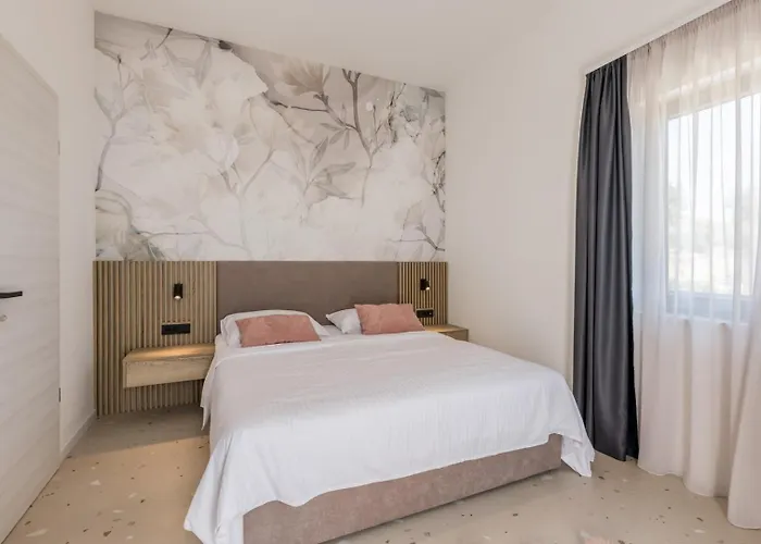 Luxury Roma 1 ,with Heated Saltwater Pool, Parking, High Speed Internet, Bbq, *