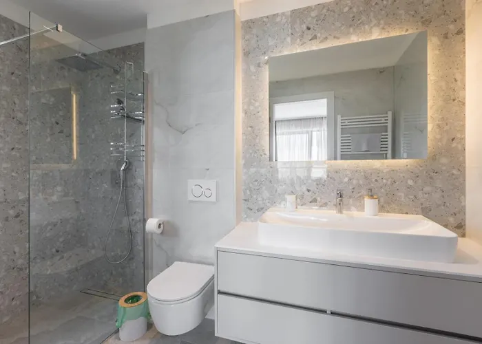 Luxury Roma 1 ,with Heated Saltwater Pool, Parking, High Speed Internet, Bbq, * Podstrana