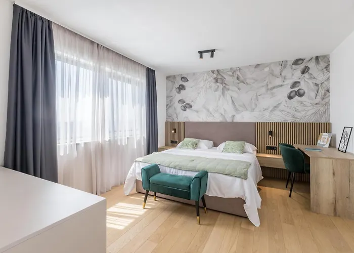 Luxury Roma 1 ,with Heated Saltwater Pool, Parking, High Speed Internet, Bbq,