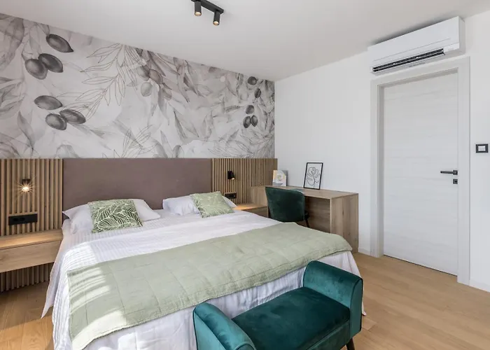 Luxury Roma 1 ,with Heated Saltwater Pool, Parking, High Speed Internet, Bbq, Villa *