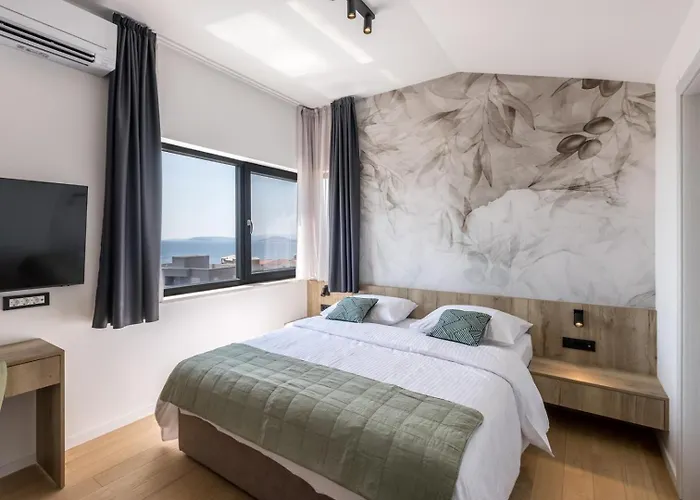 Villa Luxury Roma 1 ,with Heated Saltwater Pool, Parking, High Speed Internet, Bbq, Podstrana