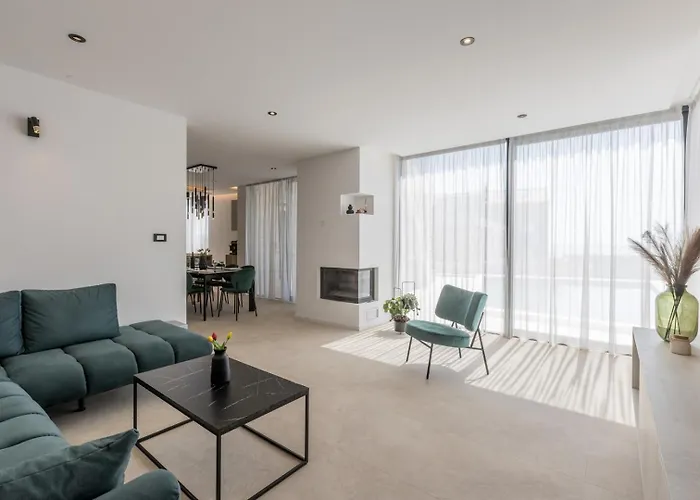 Luxury Roma 1 ,with Heated Saltwater Pool, Parking, High Speed Internet, Bbq, * Podstrana