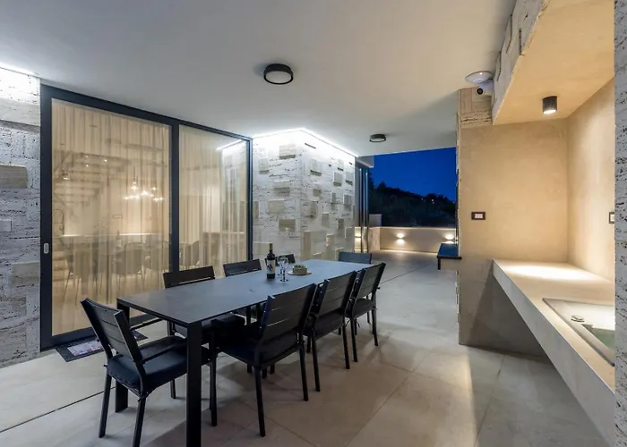 Luxury Roma 1 ,with Heated Saltwater Pool, Parking, High Speed Internet, Bbq, Villa