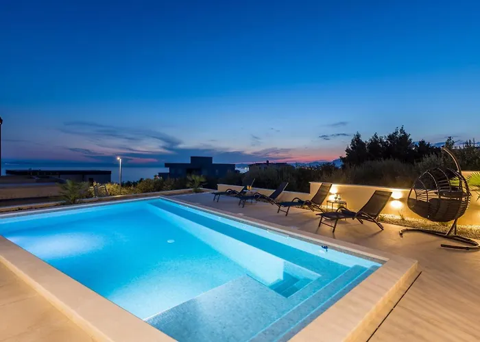 Luxury Roma 1 ,with Heated Saltwater Pool, Parking, High Speed Internet, Bbq, * Podstrana