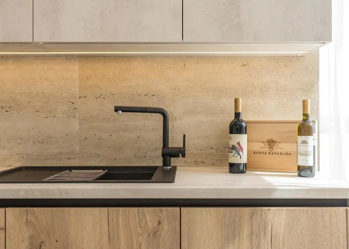 Luxury Roma 1 ,with Heated Saltwater Pool, Parking, High Speed Internet, Bbq,