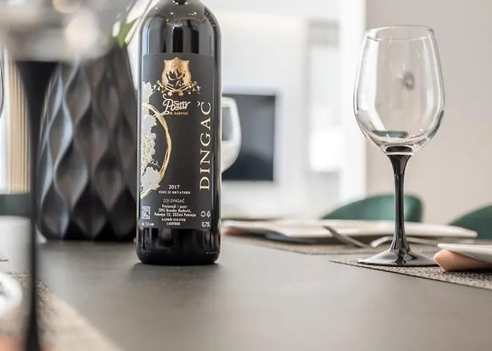 Luxury Roma 1 ,with Heated Saltwater Pool, Parking, High Speed Internet, Bbq, Villa