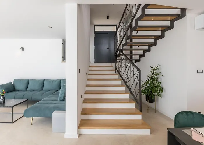 Villa Luxury Roma 1 ,with Heated Saltwater Pool, Parking, High Speed Internet, Bbq,