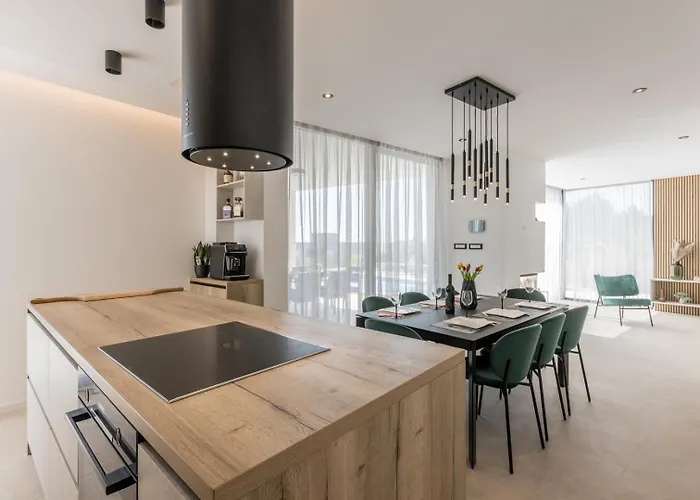 Luxury Roma 1 ,with Heated Saltwater Pool, Parking, High Speed Internet, Bbq, Villa