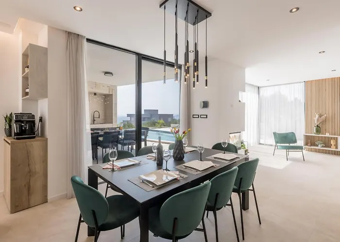 Villa Luxury Roma 1 ,with Heated Saltwater Pool, Parking, High Speed Internet, Bbq, Podstrana