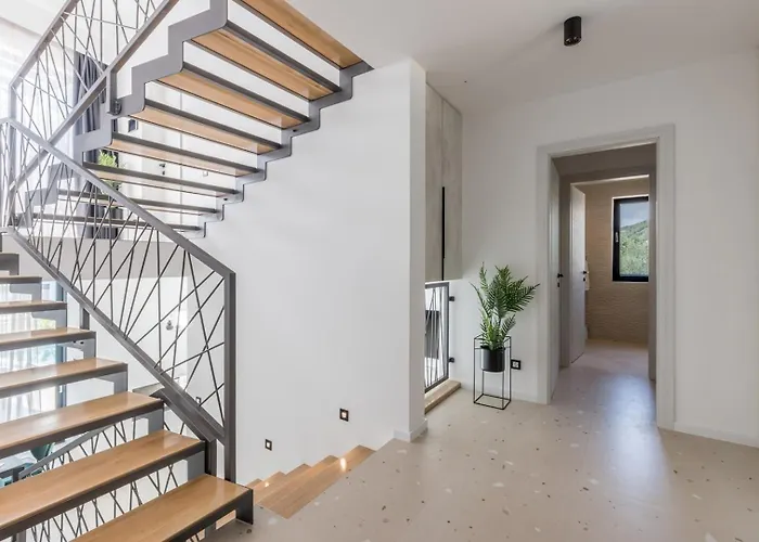 Luxury Roma 1 ,with Heated Saltwater Pool, Parking, High Speed Internet, Bbq, Podstrana