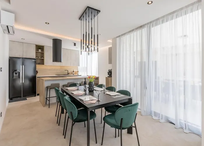 Luxury Roma 1 ,with Heated Saltwater Pool, Parking, High Speed Internet, Bbq, * Podstrana