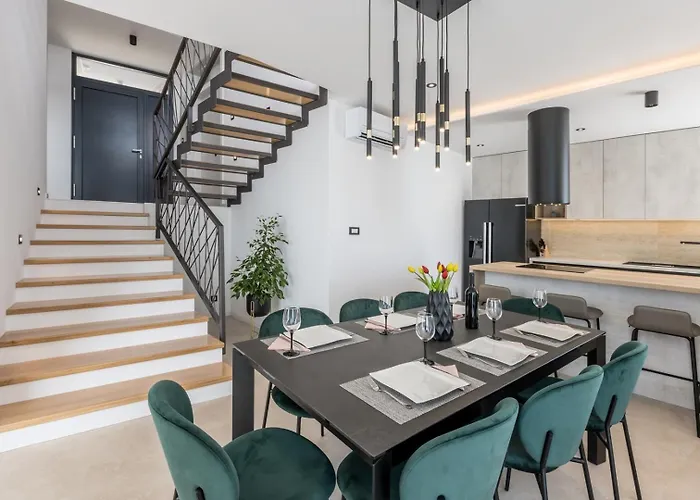 Luxury Roma 1 ,with Heated Saltwater Pool, Parking, High Speed Internet, Bbq,