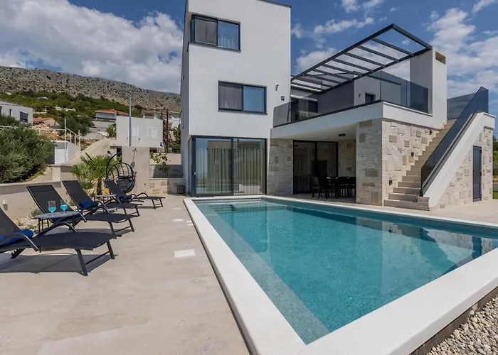 Villa Luxury Roma 1 ,with Heated Saltwater Pool, Parking, High Speed Internet, Bbq,