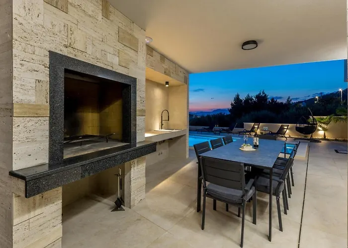 Villa Luxury Roma 1 ,with Heated Saltwater Pool, Parking, High Speed Internet, Bbq, *