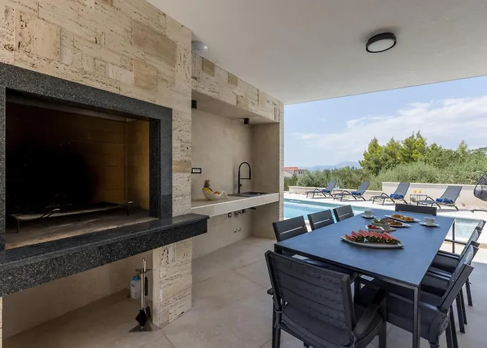 Luxury Roma 1 ,with Heated Saltwater Pool, Parking, High Speed Internet, Bbq, Villa Podstrana