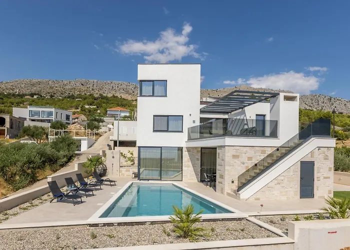 Villa Luxury Roma 1 ,with Heated Saltwater Pool, Parking, High Speed Internet, Bbq, Podstrana