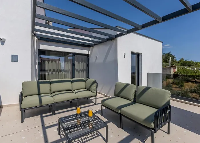 Luxury Roma 1 ,with Heated Saltwater Pool, Parking, High Speed Internet, Bbq, *