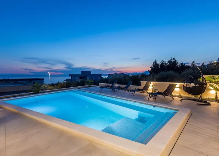 Luxury Roma 1 ,with Heated Saltwater Pool, Parking, High Speed Internet, Bbq, Podstrana
