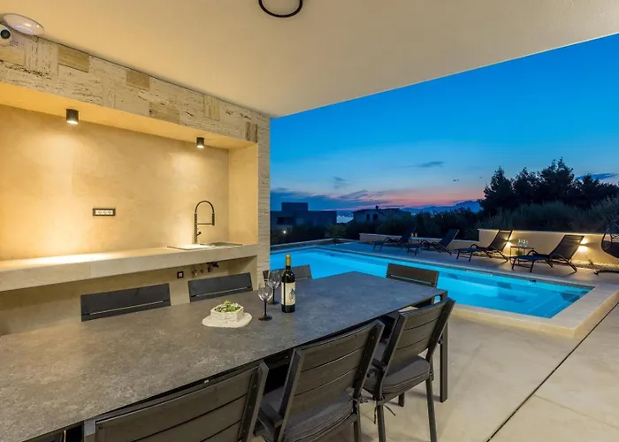 Luxury Roma 1 ,with Heated Saltwater Pool, Parking, High Speed Internet, Bbq, * Podstrana