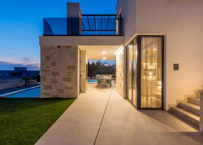 Luxury Roma 1 ,with Heated Saltwater Pool, Parking, High Speed Internet, Bbq,