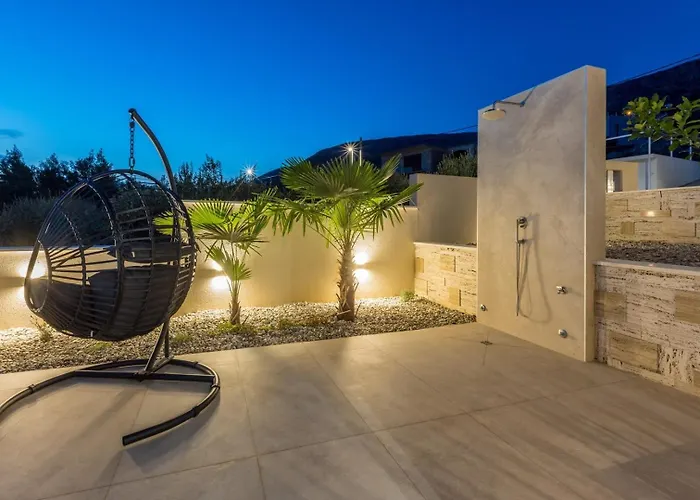 Luxury Roma 1 ,with Heated Saltwater Pool, Parking, High Speed Internet, Bbq, Villa