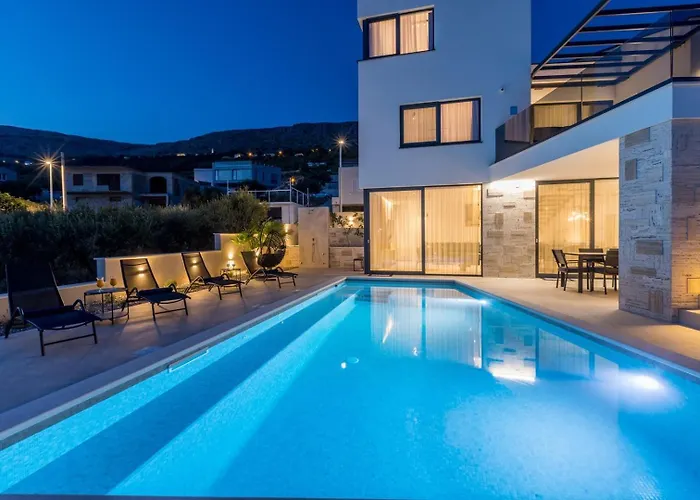 Luxury Roma 1 ,with Heated Saltwater Pool, Parking, High Speed Internet, Bbq, Villa *